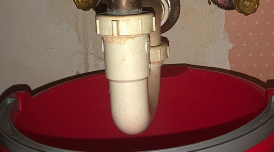 Kitchen sink drain trap with bucket to catch water debris and clogs